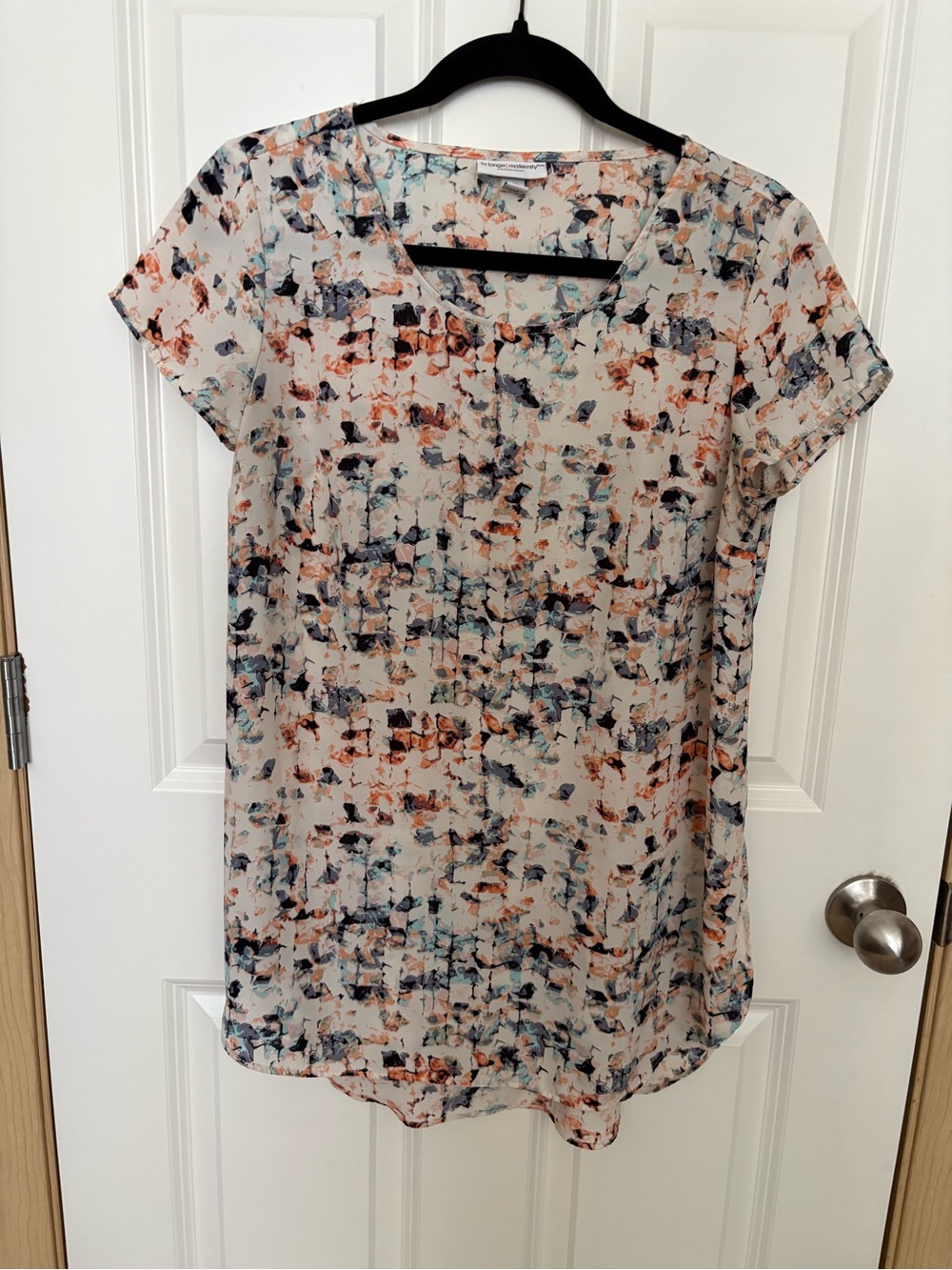 Liz Lange Cream Short-Sleeve Abstract Print Blouse with Blue and Orange Accents
